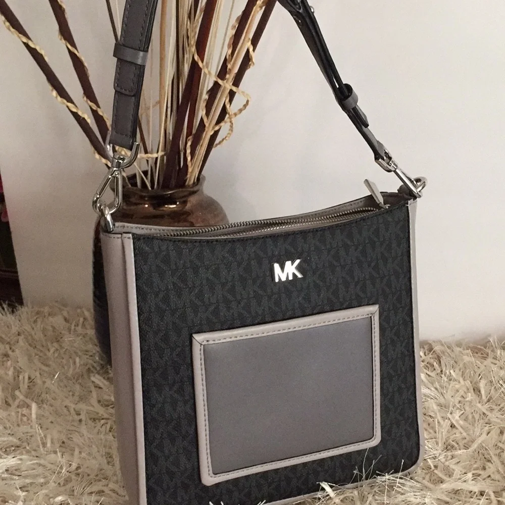 Michael Kors Gloria Pocket Swing Pack Crossbody